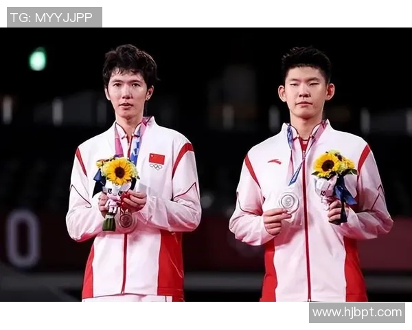 重庆羽毛球队与武汉羽毛球队赛后复盘力量对比与战术分析